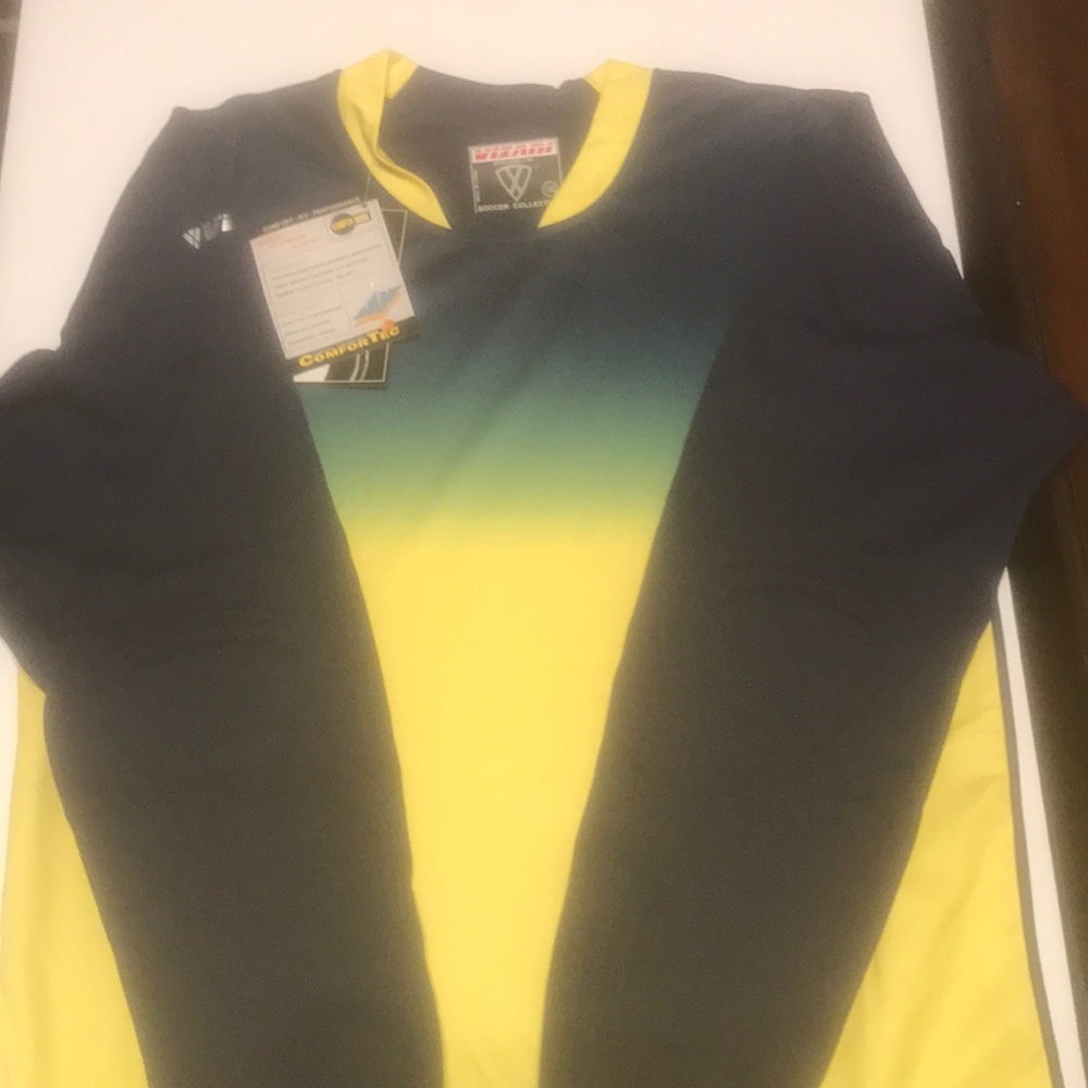 Boys youth xl soccer jersey made with padding